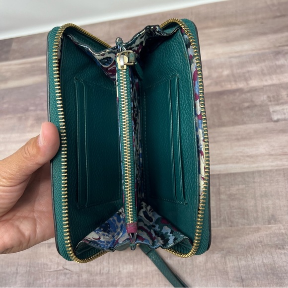 Vera Bradley the Grab And Go Wallet. Green Leather Wristlet. Card Organizer. Zip - Picture 3 of 13